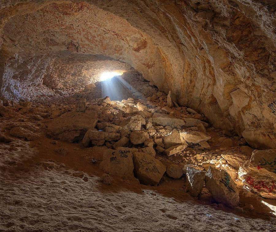 Doha: Guided Al Misfir Cave Tour - Entering Al Misfir Cave