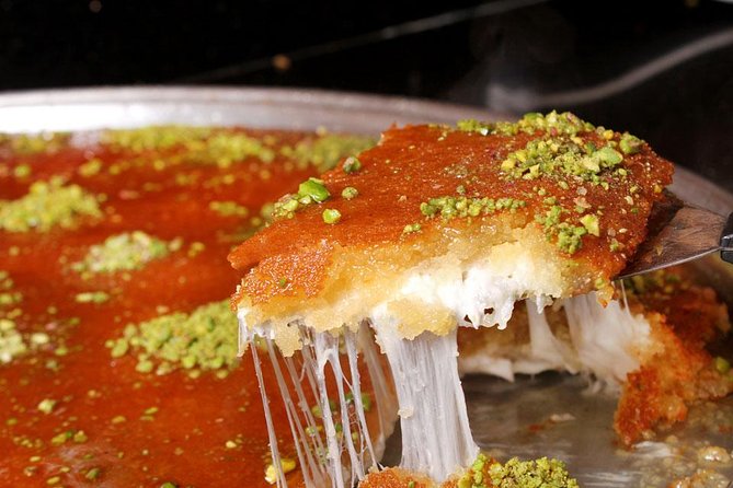 Doha: Pearl Island Food Tour – 7 Tastings, AC Vehicle - Guides, group size, and the human side