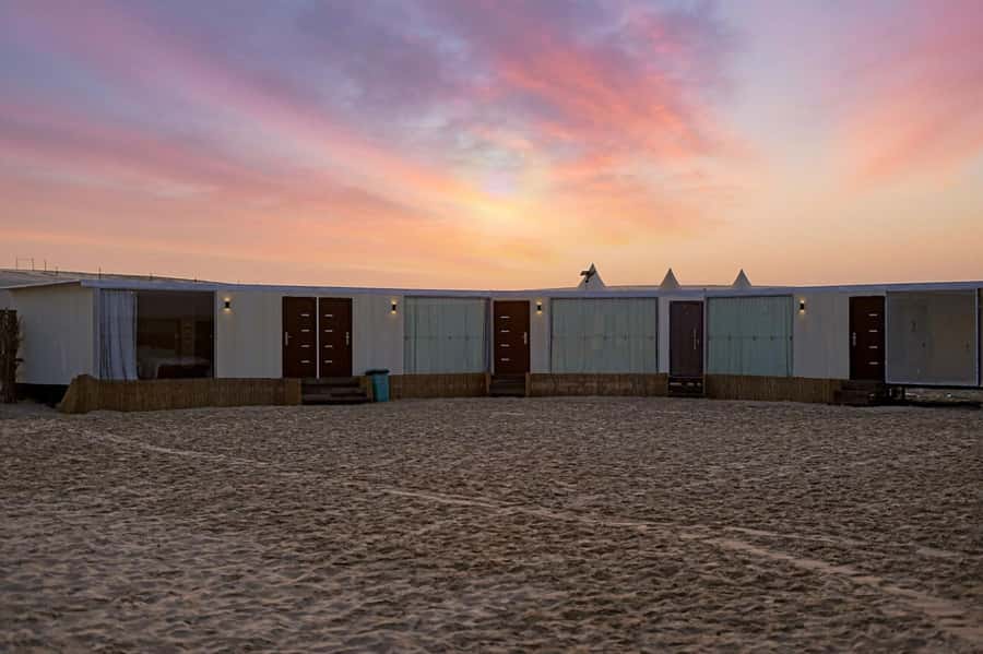 Doha: Private NIGHT desert safari with free camel ride - One hour of dune bashing across the sand